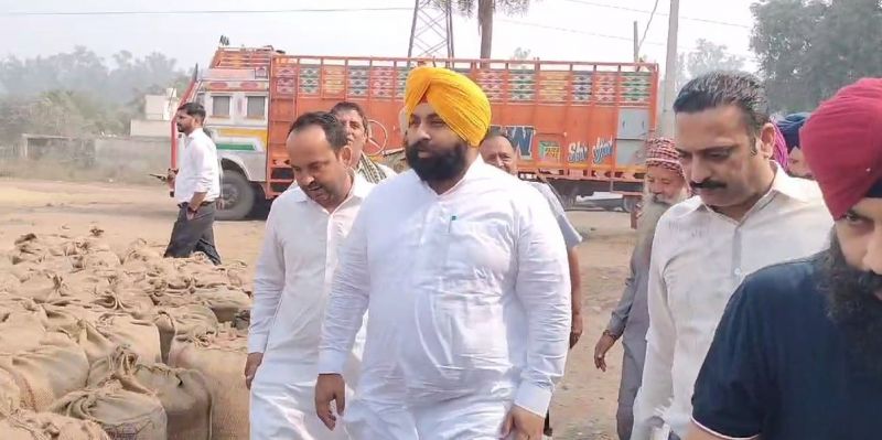  ਕੀਰਤਪੁਰ ਸਾਹਿਬ ਅਨਾਜ ਮੰਡੀ ਦਾ ਕੈਬਨਿਟ ਮੰਤਰੀ ਹਰਜੋਤ ਬੈਂਸ ਨੇ ਕੀਤਾ ਦੌਰਾ, ਕਿਸਾਨਾਂ ਆੜਤੀਆਂ ਨਾਲ ਕੀਤੀ ਮੁਲਾਕਾਤ