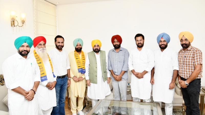 ''ਆਪ'' ਵਿੱਚ ਕਾਂਗਰਸੀ ਆਗੂ ਅਤੇ ਹਲਕਾ ਬਰਨਾਲਾ ਦੇ ਪ੍ਰਧਾਨ ਗੁਰਜੀਤ ਸਿੰਘ ਰਾਮਨਵਾਸੀਆ ਤੇ ਸਮਾਜ ਸੇਵੀ ਕੁਲਵੰਤ ਸਿੰਘ ਹੋਏ ਸ਼ਾਮਲ