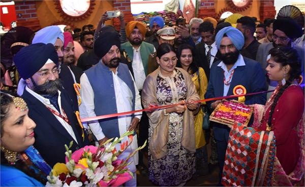 ਪੰਜਾਬ ਡੇਅ  ਦਿੱਲੀ ''ਚ ਮਨਾਇਆ ਗਿਆ, ਅਨਮੋਲ ਗਗਨ ਮਾਨ ਨੇ ਪੰਜਾਬ ਪੈਵਿਲੀਅਨ ਦਾ ਉਦਘਾਟਨ ਕੀਤਾ। 