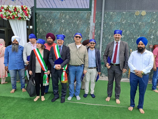ਗੁਰਦੁਆਰਾ ਸਾਹਿਬ ਦੀ ਨਵੀਂ ਇਮਾਰਤ ਦੇ ਇਟਲੀ ਦੇ ਵੱਖ-ਵੱਖ ਸ਼ਹਿਰਾਂ ਦੇ ਮੇਅਰਾਂ ਨੇ ਕੀਤੇ ਦਰਸ਼ਨ। 