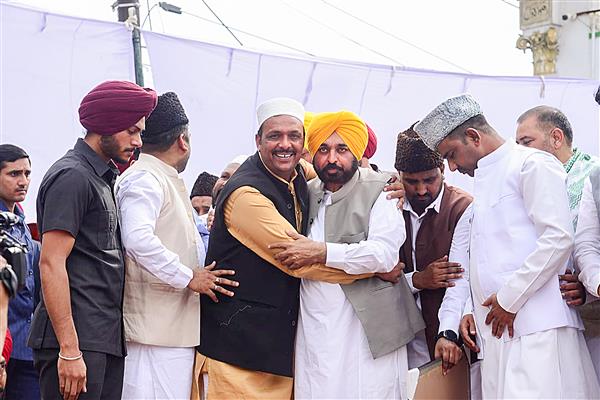 ਈਦ ਮੌਕੇ ਜਲੰਧਰ ਮਸਜਿਦ ‘ਚ ਪਹੁੰਚੇ CM ਮਾਨ, ਬੋਲੇ- ‘ਖੁਦਾ ਸਾਰਿਆਂ ਨੂੰ ਰਹਿਮਤ ਬਖਸ਼ਿਸ਼ ਕਰੇ’