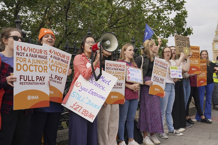  ਇੰਗਲੈਂਡ ''ਚ ਹਜ਼ਾਰਾਂ ਡਾਕਟਰ ਗਏ ਹੜਤਾਲ ''ਤੇ,PM ਸੁਨਕ ਲਈ ਮੁਸ਼ਕਲਾਂ ਵਧੀਆ। 