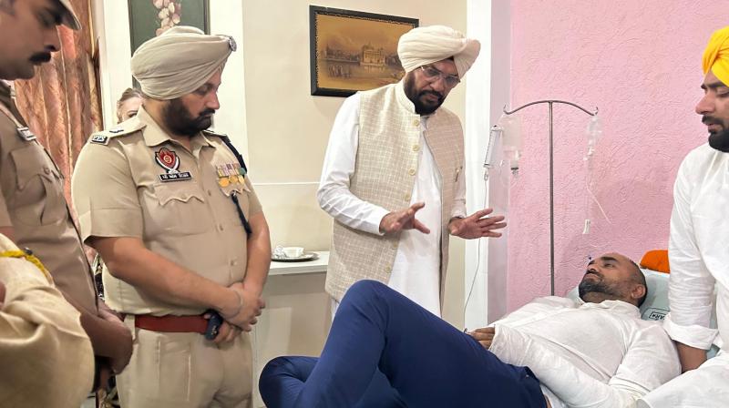 ਮੰਤਰੀ ਕੁਲਦੀਪ ਧਾਲੀਵਾਲ ਨੇ ਹਿਮਾਚਲ ''ਚ ਹਮਲੇ ਦਾ ਸ਼ਿਕਾਰ ਹੋਏ NRI ਪਰਿਵਾਰ ਨਾਲ ਕੀਤੀ ਮੁਲਾਕਾਤ