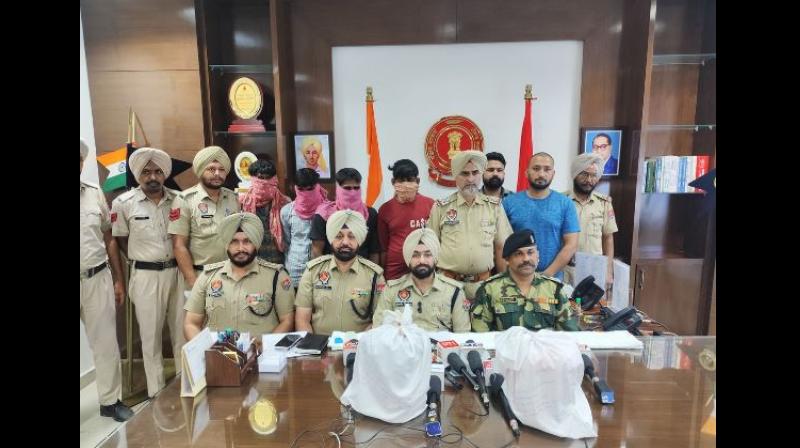 ਸਾਂਝੇ ਆਪ੍ਰੇਸ਼ਨ ਤਹਿਤ BSF ਅਤੇ ਅੰਮ੍ਰਿਤਸਰ ਦਿਹਾਤੀ ਪੁਲਿਸ ਵੱਲੋਂ 4 ਨਸ਼ਾ ਤਸਕਰ ਕਾਬੂ