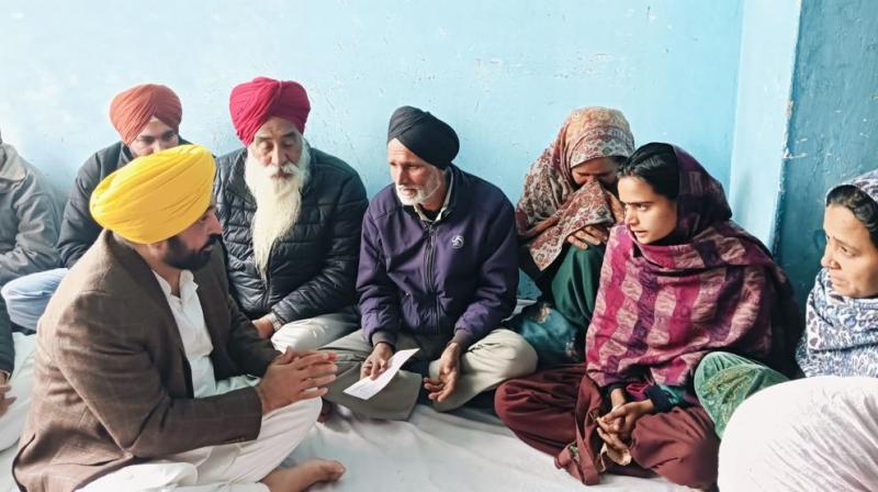 ਸ਼ਹੀਦ ਅਗਨੀਵੀਰ ਅਜੇ ਸਿੰਘ ਦੇ ਪਰਿਵਾਰ ਨੂੰ CM ਮਾਨ ਨੇ ਵਿੱਤੀ ਸਹਾਇਤਾ ਵਜੋਂ ਇਕ ਕਰੋੜ ਰੁਪਏ ਦਾ ਚੈੱਕ ਸੌਂਪਿਆ