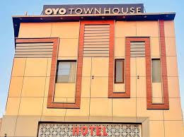 ਬਟਾਲਾ ਪੁਲਸ ਨੇ ਅੰਮ੍ਰਿਤਸਰ ਦੇ ਮਸ਼ਹੂਰ ਹੋਟਲ ''ਚ ਕੀਤੀ ਰੇਡ 