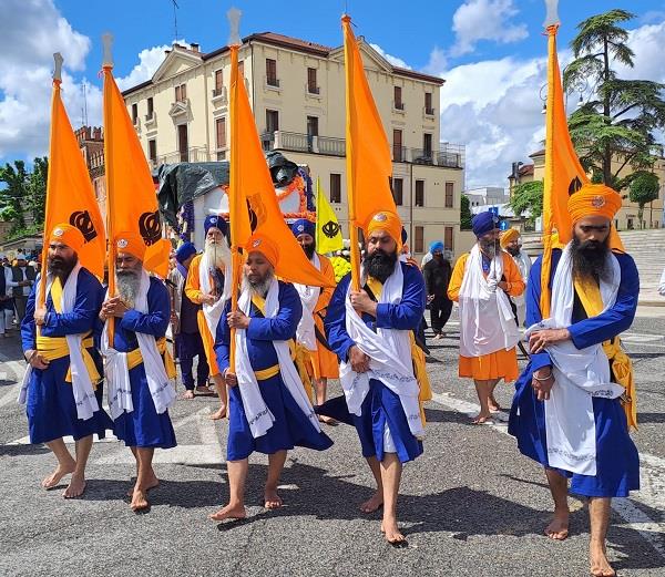 ਇਟਲੀ ਦੇ ਸ਼ਹਿਰ ਲੋਨੀਗੋ ਵਿਖੇ ਵਿਸ਼ਾਲ ਨਗਰ ਕੀਰਤਨ ਸਜਾਇਆ ਗਿਆ। 