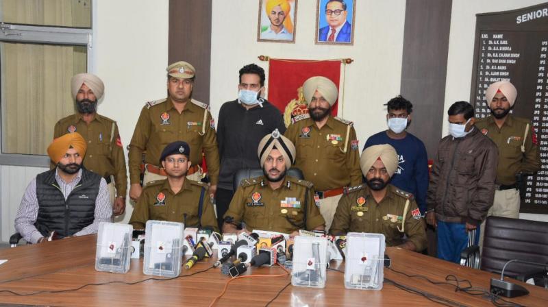 ਨਾਮੀ ਗੈਂਗਸਟਰ 4 ਬੰਦੂਕਾਂ,32 ਬੋਰ ਦੇ 5 ਮੈਗਜ਼ੀਨ,10 ਜਿੰਦਾ ਰੌਂਦ ਨਾਲ ਹੋਏ ਗ੍ਰਿਫ਼ਤਾਰ,ਪੁਲਿਸ ਨੇ ਕੀਤਾ ਖ਼ੁਲਾਸਾ