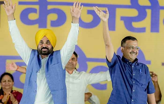 ''ਆਪ'' ਵਲੋਂ ਗੰਗਾਨਗਰ ''ਚ ਕੱਢੀ ਗਈ ਰੈਲੀ,CM ਭਗਵੰਤ ਮਾਨ ਨੇ ਕਿਹਾ- ਰਾਜਸਥਾਨ ''ਚ ਸਰਕਾਰ ਬਣੀ ਤਾਂ ਭ੍ਰਿਸ਼ਟਚਾਰੀਆਂ ''ਤੇ ਕੱਸਾਂਗੇ ਸ਼ਿਕੰਜਾ