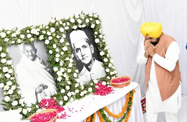 ਮਹਾਤਮਾ ਗਾਂਧੀ ਅਤੇ ਲਾਲ ਬਹਾਦਰ ਸ਼ਾਸਤਰੀ ਨੂੰ ਪੰਜਾਬ ਤੇ ਦਿੱਲੀ ਦੇ ਮੁੱਖ ਮੰਤਰੀਆਂ ਨੇ ਸ਼ਰਧਾ ਦੇ ਫੁੱਲ ਭੇਟ ਕੀਤੇ। 