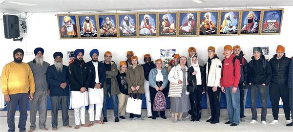 ਇਟਲੀ ''ਚ ਸਿੱਖ ਧਰਮ ਨੂੰ ਸਮਝਣ ਲਈ ਬੱਚਿਆਂ ਨੇ ਗੁਰਦੁਆਰਾ ਸਾਹਿਬ ''ਚ ਭਰੀ ਹਾਜ਼ਰੀ। 