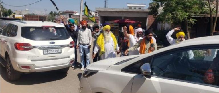 ਭਾਜਪਾ ਉਮੀਦਵਾਰ ਦਾ ਅੰਮ੍ਰਿਤਸਰ ''ਚ ਵਿਰੋਧ, ਤਰਨਜੀਤ ਸੰਧੂ ਦੇ ਕਾਫਲੇ ਨੂੰ ਕਿਸਾਨਾਂ ਨੇ ਵਿਖਾਈਆਂ ਕਾਲੀਆਂ ਝੰਡੀਆਂ
