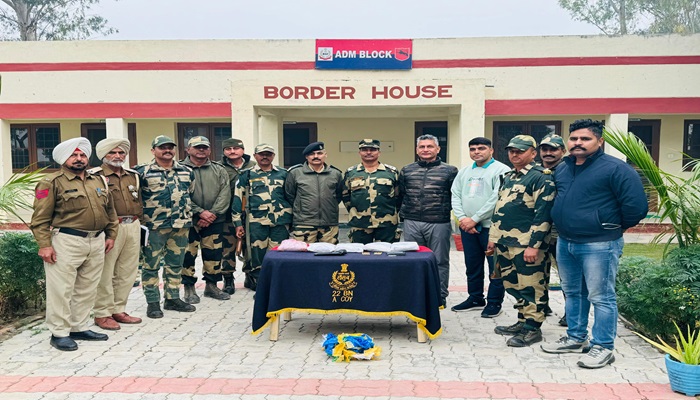 ਵੱਡੀ ਸਫ਼ਲਤਾ, ਪੁਲਸ ਤੇ BSF ਨੇ ਕਰੋੜਾਂ ਰੁਪਏ ਦੀ ਹੈਰੋਇਨ ਸਣੇ ਪਿਸਤੌਲ ਤੇ ਦੋ ਮੈਗਜ਼ੀਨ ਕੀਤੇ ਬਰਾਮਦ