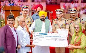  ਡਿਊਟੀ ਦੌਰਾਨ ਸ਼ਹੀਦ ਹੋਏ ਪੁਲਸ ਮੁਲਾਜ਼ਮਾਂ ਦੇ ਪਰਿਵਾਰਾਂ ਨੂੰ ਮੁੱਖ ਮੰਤਰੀ ਮਾਨ ਨੇ ਸੌਂਪੇ 3 ਕਰੋੜ ਦੇ ਚੈੱਕ। 