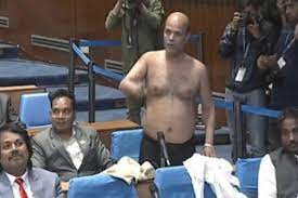 ਨੇਪਾਲੀ MP ਨੇ ਬੋਲਣ ਦੀ ਇਜਾਜ਼ਤ ਨਾ ਮਿਲੀ ਤਾਂ ਸੰਸਦ ’ਚ ਹੀ ਉਤਾਰ ਦਿੱਤੇ ਕੱਪੜੇ। 