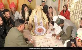  ਮੁਸਲਮਾਨ ਜੋੜੇ ਨੇ ਮੰਦਰ ''ਚ ਕਰਵਾਇਆ ਨਿਕਾਹ, ਹਿੰਦੂ ਰੀਤਾਂ ਨਾਲ ਹੋਇਆ ਬਾਰਾਤ ਦਾ ਸੁਆਗਤ। 