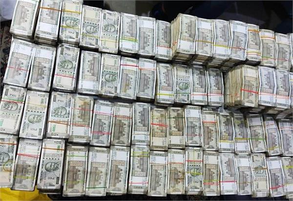 2.61 ਕਰੋੜ ਰੁਪਏ ਗ੍ਰਿਫ਼ਤਾਰ ਰੇਲਵੇ ਅਧਿਕਾਰੀ ਦੇ ਘਰੋਂ CBI ਨੇ ਕੀਤੇ ਜ਼ਬਤ। 