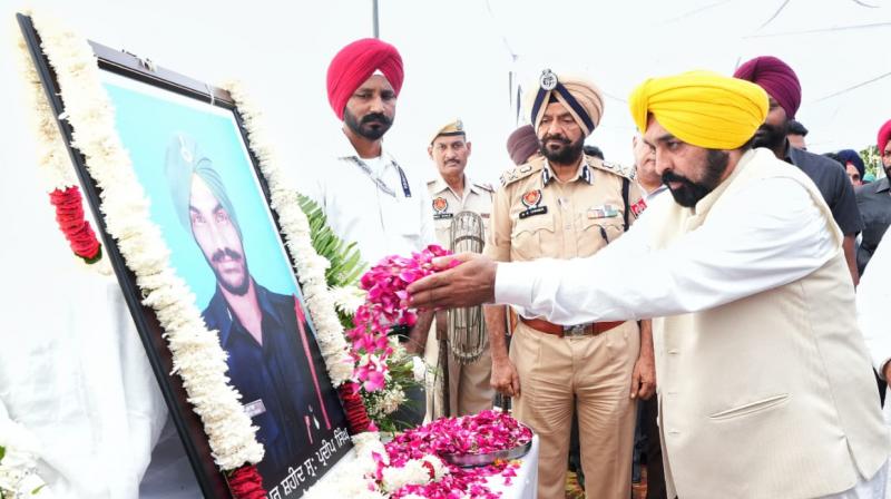  ਅਨੰਤਨਾਗ ''ਚ ਸ਼ਹੀਦ ਹੋਏ 2 ਬਹਾਦਰ ਜਵਾਨਾਂ ਦੇ ਵਾਰਿਸਾਂ ਨੂੰ CM ਮਾਨ ਨੇ 1-1 ਕਰੋੜ ਦੇ ਚੈੱਕ ਸੌਂਪੇ। 