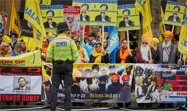 ਖਾਲਿਸਤਾਨ ਸਮਰਥਕਾਂ ਵੱਲੋਂ ਲੰਡਨ ''ਚ ਭਾਰਤੀ ਸਫ਼ਾਰਤਖ਼ਾਨੇ ਬਾਹਰ ਜ਼ਬਰਦਸਤ ਰੋਸ ਮੁਜ਼ਾਹਰਾ ਲਾਇਆ ਗਿਆ। 