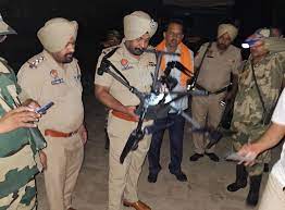  ਪਾਕਿਸਤਾਨੀ ਡਰੋਨ 2.5 ਕਿਲੋ ਹੈਰੋਇਨ ਸਮੇਤ ਭਾਰਤੀ ਖੇਤਰ ''ਚ ਹੋਇਆ ਦਾਖਲ। 