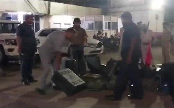 ਯਾਤਰੀ ਨੇ ਕੀਤਾ ਸੀ ਬੰਬ ਹੋਣ ਦਾ ਦਾਅਵਾ ,ਪਟਨਾ ਏਅਰਪੋਰਟ ''ਤੇ ਇੰਡੀਗੋ ਜਹਾਜ਼ ਦੀ ਕਰਨੀ ਪਯੀ ਐਮਰਜੈਂਸੀ ਲੈਂਡਿੰਗ। 