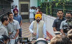 CM ਮਾਨ ਸੰਜੇ ਸਿੰਘ ਦੇ ਪਰਿਵਾਰ ਨੂੰ ਮਿਲਣ ਮਗਰੋਂ ਬੋਲੇ , ਵਿਰੋਧੀਆਂ ਨੂੰ ਚੈਲੰਜ ਨਹੀਂ ਸੱਦਾ ਦਿੱਤਾ। 