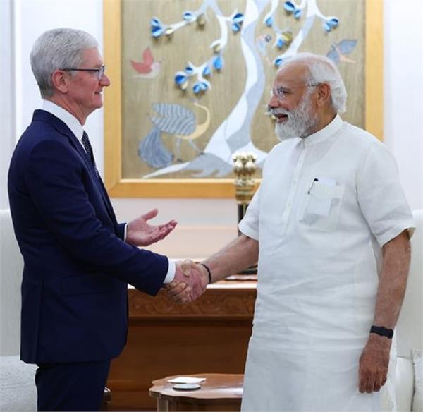 PM ਮੋਦੀ ਨਾਲ Apple ਦੇ CEO ਟਿਮ ਕੁੱਕ ਨੇ ਕੀਤੀ ਮੁਲਾਕਾਤ, ਮੁੰਬਈ ਤੋਂ ਬਾਅਦ ਹੁਣ ਦਿੱਲੀ ''ਚ ਵੀ ਖੁੱਲੇਗਾ ਸਟੋਰ। 