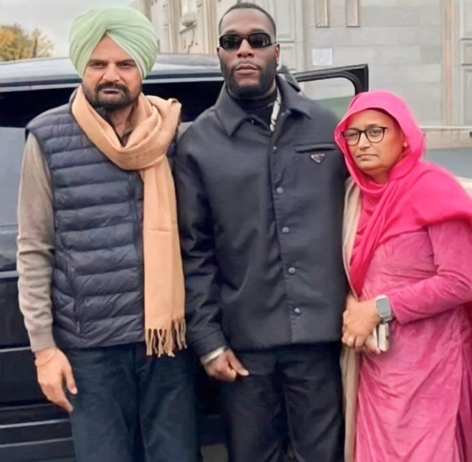 ਸਿੱਧੂ ਮੂਸੇਵਾਲਾ ਦੇ ਮਾਪਿਆਂ ਨਾਲ ਨਾਈਜੀਰੀਅਨ ਸਿੰਗਰ ਬਰਨਾ ਬੁਆਏ ਦੀ ਹੋਇ ਮੁਲਾਕਾਤ। 