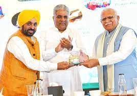 ਕੇਂਦਰੀ ਮੰਤਰੀ ਅੱਗੇ CM ਮਾਨ ਨੇ ਟੈਕਸਾਂ ਤੇ ਦਿਹਾਤੀ ਵਿਕਾਸ ਫੰਡਾਂ ਦੇ ਬਕਾਇਆਂ ਦਾ ਮਸਲਾ ਚੁੱਕਿਆ। 