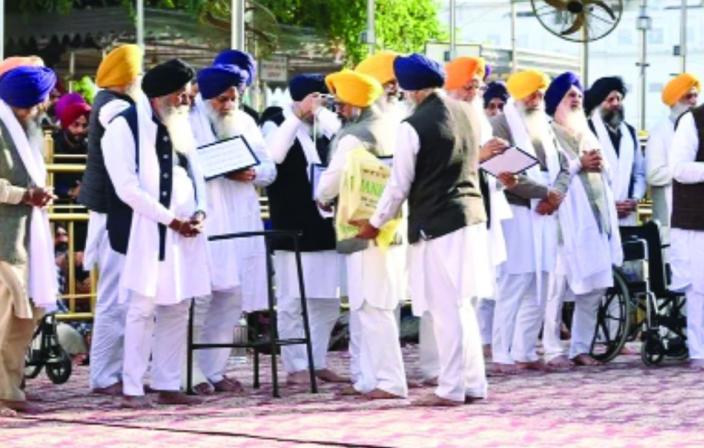 ਪੰਥ ਰਤਨ ਤੇ ਫ਼ਖ਼ਰ-ਇ-ਕੌਮ ਬਾਦਲ ਤੋਂ ਲਿਆ ਗਿਆ ਵਾਪਸ