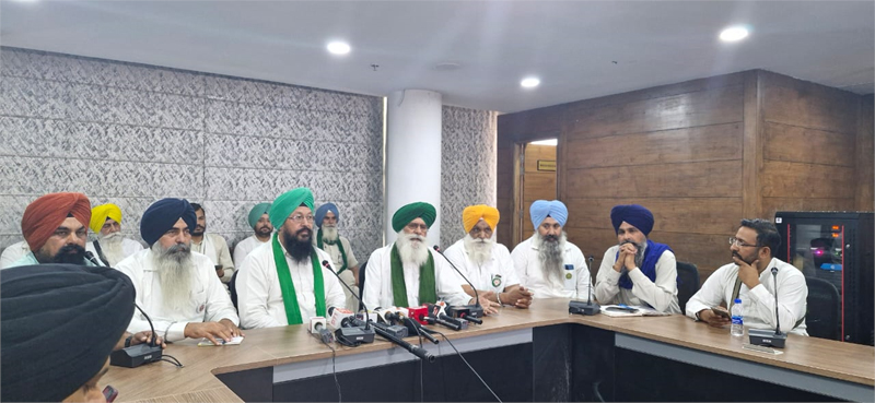 34 ਦਿਨਾਂ ਬਾਅਦ ਕਿਸਾਨਾਂ ਨੇ ਸ਼ੰਭੂ ਬਾਰਡਰ ''ਤੇ ''ਰੇਲ ਰੋਕੋ'' ਅੰਦੋਲਨ ਕੀਤਾ ਖ਼ਤਮ,ਵਪਾਰੀ ਵਰਗ ਨੂੰ ਮਿਲੀ ਵੱਡੀ ਰਾਹਤ,ਅਗਲੇਰੀ ਕਾਰਵਾਈ ਬਾਰੇ ਕੀਤੇ ਵੱਡੇ ਐਲਾਨ