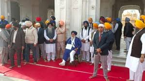 ਸ੍ਰੀ ਦਰਬਾਰ ਸਾਹਿਬ ਵਿਖੇ ਗਲ਼ ’ਚ ਤਖ਼ਤੀ ਤੇ ਹੱਥ ’ਚ ਬਰਛਾ ਫੜ੍ਹ ਕੇ ਸੇਵਾ ਨਿਭਾਅ ਰਹੇ ਸੁਖਬੀਰ ਬਾਦਲ ਤੇ ਸੁਖਦੇਵ ਢੀਂਡਸਾ