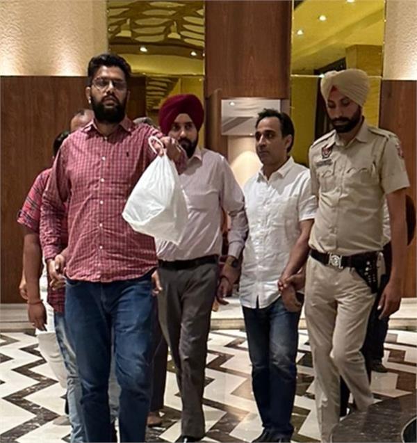 ਜਲੰਧਰ ''ਚ ਰਿਸ਼ਵਤ ਲੈਂਦੇ ਨਗਰ ਨਿਗਮ ਦੇ ਅਧਿਕਾਰੀ ਸਣੇ 2 ਹੋਰ ਵਿਜੀਲੈਂਸ ਨੇ ਰੰਗੇ ਹੱਥੀਂ ਕੀਤੇ ਕਾਬੂ