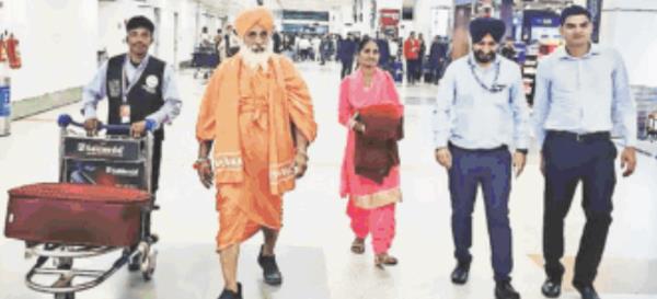 ਪੰਜਾਬ ਪਰਤੀ 3 ਮਹੀਨਿਆਂ ਬਾਅਦ ਮਸਕਟ ’ਚ ਫਸੀ ਸਵਰਨਜੀਤ ਕੌਰ ,ਲੈਣ ਸੰਤ ਬਲਬੀਰ ਸਿੰਘ ਸੀਚੇਵਾਲ ਆਪ ਦਿੱਲੀ ਏਅਰਪੋਰਟ ਪਹੁੰਚੇ।