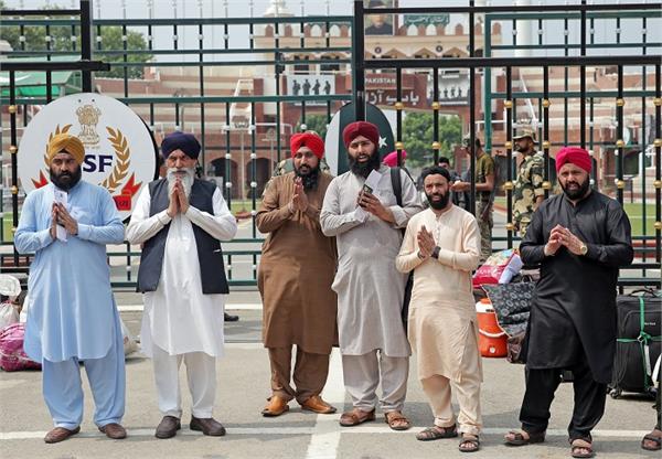 ਵੱਖ-ਵੱਖ ਗੁਰਧਾਮਾਂ ਦੇ ਦਰਸ਼ਨ ਕਰਨ ਲਈ 48 ਸਿੱਖ ਸ਼ਰਧਾਲੂਆਂ ਦਾ ਜਥਾ ਪਾਕਿਸਤਾਨ ਤੋਂ  ਪੁੱਜਾ ਭਾਰਤ। 