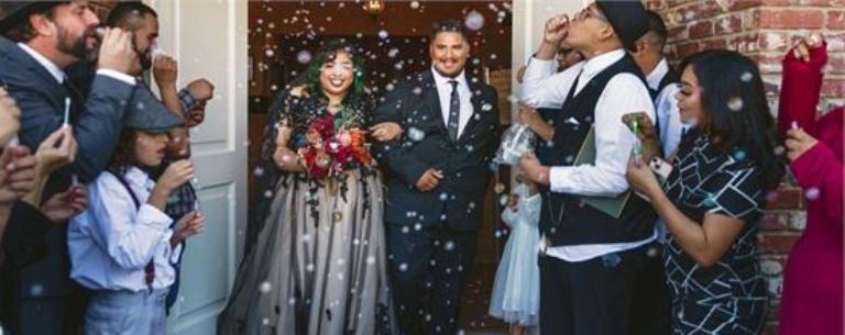  ਡੈੱਡ ਬਾਡੀਜ਼ ਵਿਚਾਲੇ ਸ਼ਵ ਵਾਹਨ ''ਚ ਆਈ ਲਾੜੀ ! ਕਰਾਇਆ ਵਿਆਹ