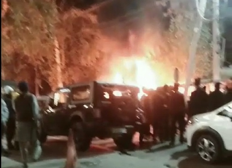 ਅੰਮ੍ਰਿਤਪਾਲ ਦੇ ਸਮਰਥਕਾਂ ਨੇ ਜਲੰਧਰ ''ਚ ਗੁਰਦੁਆਰਾ ਸਾਹਿਬ ’ਚੋਂ ਕੁਰਸੀਆਂ ਤੇ ਸੋਫੇ ਕੱਢ ਲਾਈ ਅੱਗ।