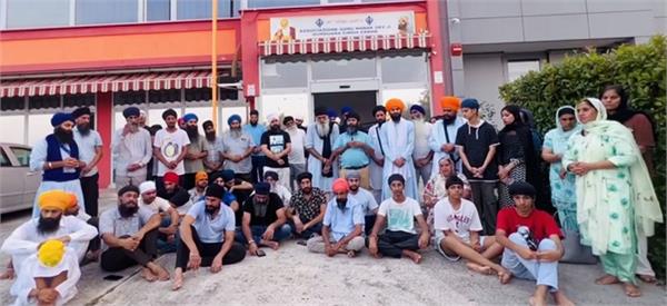ਇਟਲੀ ''ਚ  ਸੰਗਤਾਂ ਨੇ ਪ੍ਰਧਾਨ ਤੇ ਸੈਕਟਰੀ ਦੀ ਮੁਖਾਲਫ਼ ਤੋਂ ਬਾਅਦ ਨਵੀਂ 7 ਮੈਂਬਰੀ ਕਮੇਟੀ ਦਾ ਐਲਾਨ ਕਰ ਦਿੱਤਾ। 
