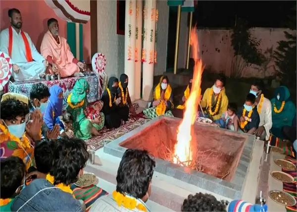 12 ਸਾਲ ਬਾਅਦ 80 ਲੋਕਾਂ ਦੀ ਹਿੰਦੂ ਧਰਮ ’ਚ ਵਾਪਸੀ ਜਿਨ੍ਹਾਂ ਨੂੰ ਜ਼ਬਰੀ ਬਣਾਇਆ ਗਿਆ ਸੀ ਮੁਸਲਿਮ। 