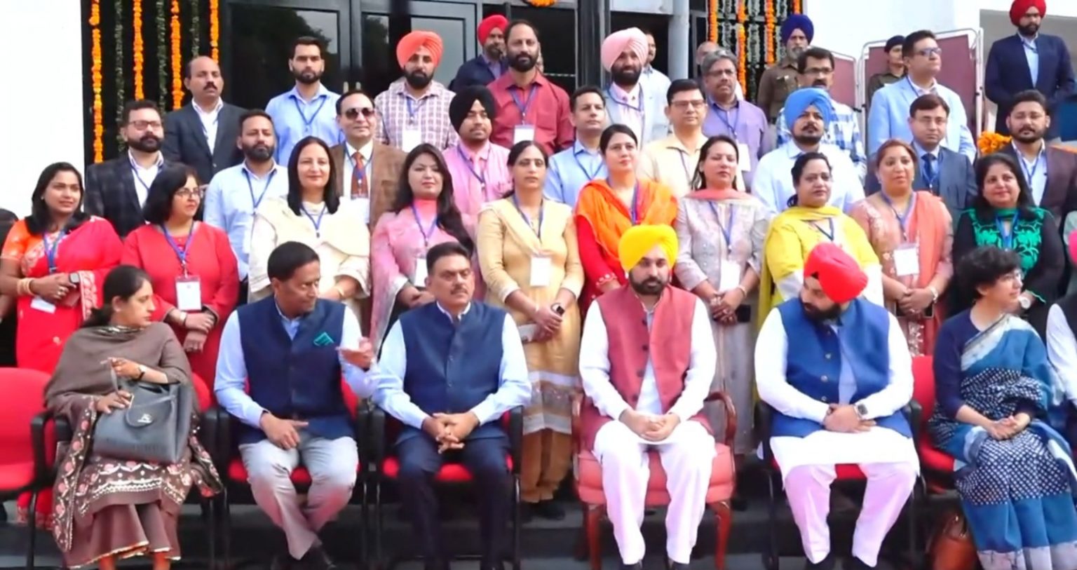 ਸਿੰਗਾਪੁਰ ਟ੍ਰੇਨਿੰਗ ਲਈ ਪ੍ਰਿੰਸੀਪਲਜ਼ ਦਾ ਦੂਜਾ ਬੈਚ CM ਮਾਨ ਨੇ ਹਰੀ ਝੰਡੀ ਦੇ ਕੇ ਕੀਤਾ ਰਵਾਨਾ