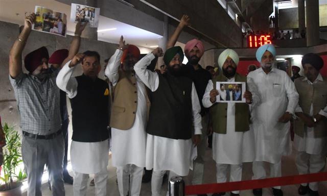 ਅੰਮ੍ਰਿਤਪਾਲ ਦਾ ਮੁੱਦਾ ਵਿਧਾਨ ਸਭਾ ''ਚ ਗੂੰਜਿਆ,ਕਾਂਗਰਸੀ ਵਿਧਾਇਕਾਂ ਨੇ ਕੀਤਾ ਵਾਕਆਊਟ