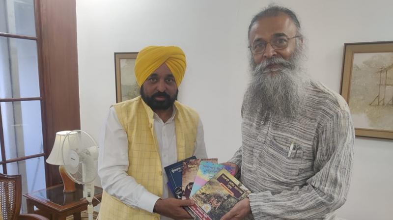 ਮੁੱਖ ਮੰਤਰੀ ਭਗਵੰਤ ਸਿੰਘ ਮਾਨ ਨਾਲ ਪੰਜਾਬੀ ਯੂਨੀਵਰਸਿਟੀ ਦੇ ਵਾਈਸ ਚਾਂਸਲਰ ਪ੍ਰੋ. ਅਰਵਿੰਦ ਨੇ ਕੀਤੀ ਮੁਲਾਕਾਤ। 