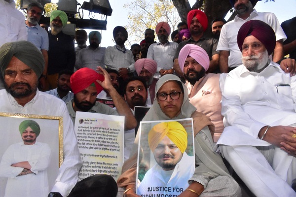 ਵਿਧਾਨ ਸਭਾ ਬਾਹਰ ਧਰਨੇ ‘ਤੇ ਬੈਠੇ ਮੂਸੇਵਾਲਾ ਦੇ ਮਾਪੇ ,ਬੋਲੇ- ‘ਇਨਸਾਫ਼ ਲਈ ਸਿਰ ‘ਤੇ ਕਫਨ ਬੰਨ੍ਹ ਕੇ ਲੜਾਂਗੇ’