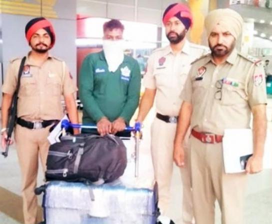 ਕੈਨੇਡਾ ਦੇ ਜਹਾਜ਼ ਵਿਚ ਬੈਠਣ ਤੋਂ ਠੀਕ ਪਹਿਲਾਂ ਪੰਜਾਬ ਪੁਲਿਸ ਨੇ ਦਿੱਲੀ ਏਅਰਪੋਰਟ ਤੋਂ ਨੌਜਵਾਨ ਕੀਤਾ ਗ੍ਰਿਫ਼ਤਾਰ