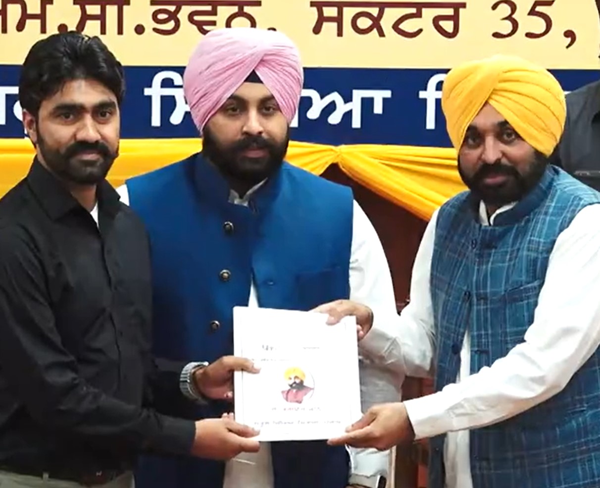 ਮੁੱਖ ਮੰਤਰੀ ਭਗਵੰਤ ਮਾਨ ਨੇ ਨਵੇਂ ਨਿਯੁਕਤ ਕਲਰਕਾਂ ਨੂੰ ਚੰਡੀਗੜ੍ਹ ਵਿਖੇ ਵੰਡੇ ਨਿਯੁਕਤੀ ਪੱਤਰ