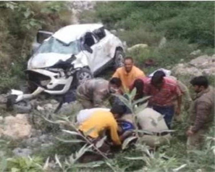ਦਰਦਨਾਕ ਹਾਦਸਾ ਵਾਪਰਿਆ ਜੰਮੂ-ਕਸ਼ਮੀਰ ’ਚ, ਡੂੰਘੀ ਖੱਡ ’ਚ ਡਿੱਗੀ ਕਾਰ, 8 ਲੋਕਾਂ ਦੀ ਹੋਇ ਮੌਤ। 