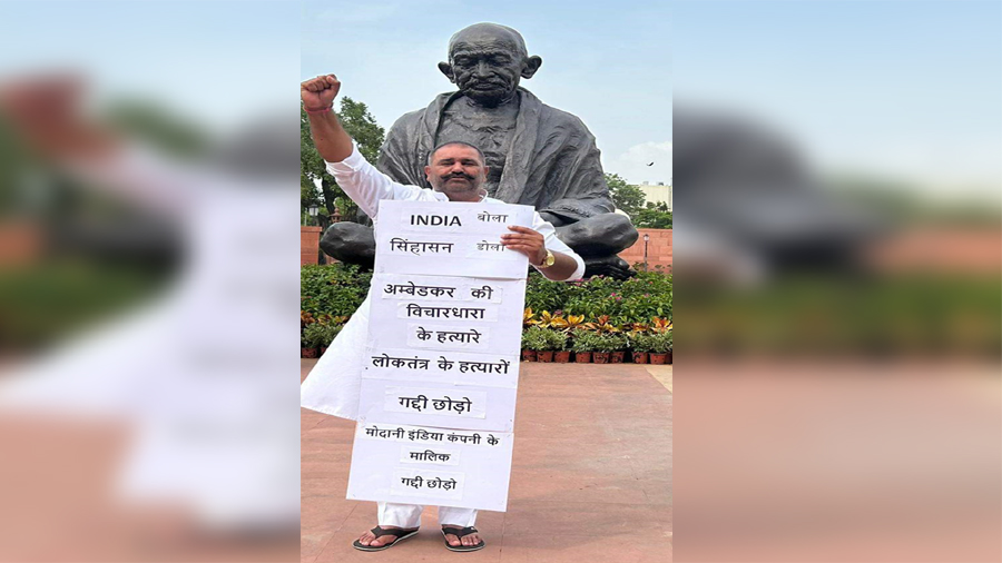 ਮਹਾਤਮਾ ਗਾਂਧੀ ਦੀ ਮੂਰਤੀ ਅੱਗੇ ਲੋਕਤੰਤਰ ਨੂੰ ਬਚਾਉਣ ਲਈ ਸੁਸ਼ੀਲ ਰਿੰਕੂ ਨੇ ਸੰਸਦ ਭਵਨ ’ਚ ਕੀਤਾ ਪ੍ਰਦਰਸ਼ਨ