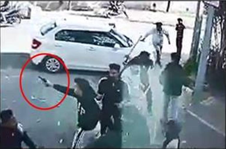 ਲੁਧਿਆਣਾ ''ਚ ਕੋਰੀਅਰ ਡਲਿਵਰੀ ਬੁਆਏ ਨੂੰ ਬੁਰੀ ਤਰ੍ਹਾਂ ਕੁੱਟਿਆ ਅਤੇ ਰਿਵਾਲਵਰ ਵੀ ਤਾਣੀ। 