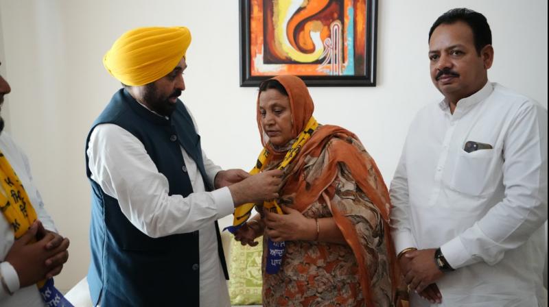 ਵੱਡੀ ਖ਼ਬਰ: ''ਆਪ'' ''ਚ ਸ਼ਾਮਲ ਹੋਈ ਜਲੰਧਰ ਜ਼ਿਮਨੀ ਚੋਣ ਚ ਅਕਾਲੀ ਦਲ ਦੀ ਉਮੀਦਵਾਰ ਸੁਰਜੀਤ ਕੌਰ 