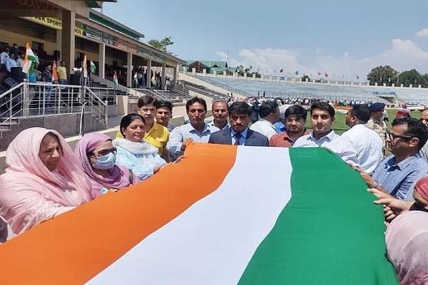 ਸ਼੍ਰੀਨਗਰ ''ਚ 1850 ਮੀਟਰ ਲੰਬਾ ਤਿਰੰਗਾ ਪ੍ਰਦਰਸ਼ਿਤ ਕੀਤਾ ਗਿਆ, 10 ਦਿਨ ਲੱਗੇ ਝੰਡਾ ਤਿਆਰ ਕਰਨ ''ਚ 